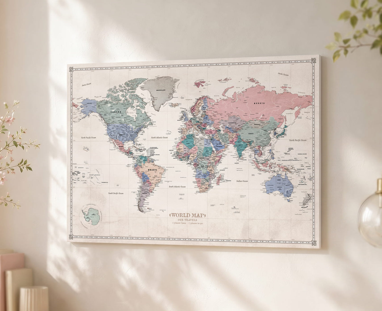 Personalisierte Weltkarte auf Leinwand mit Stecknadeln - Pastellstimmung